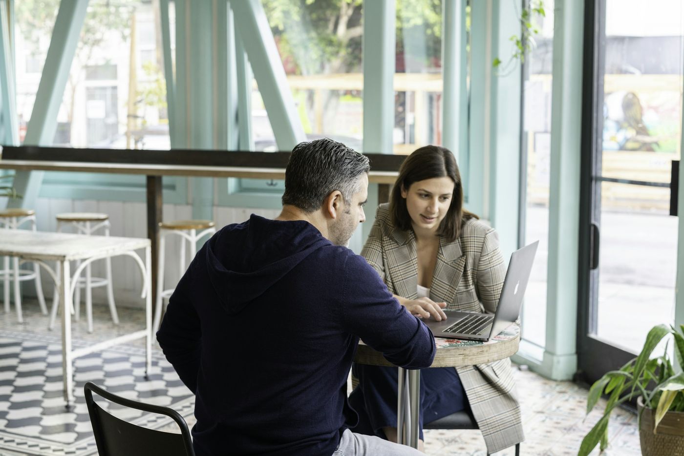 Professionisti che lavorano con TeamFluXit fuori dall'ufficio